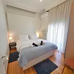 Leonidas' Privileged Apartament *