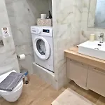 Leonidas' Privileged Apartament *