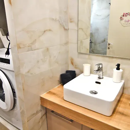 Leonidas' Privileged Appartement