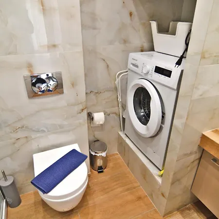 Leonidas' Privileged Appartement *