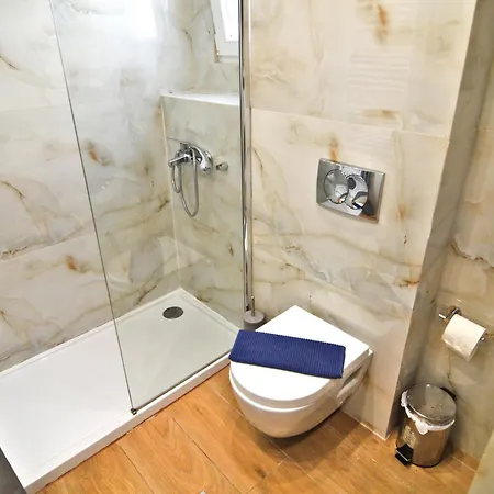 Apartment Leonidas' Privileged