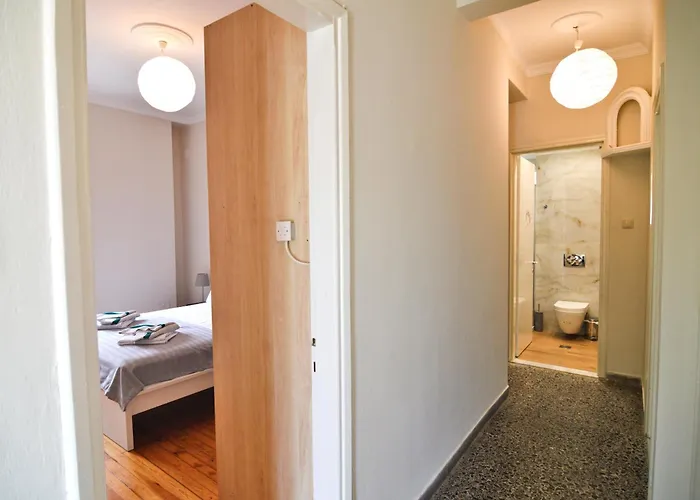 דירה Leonidas' Privileged קסטוריה