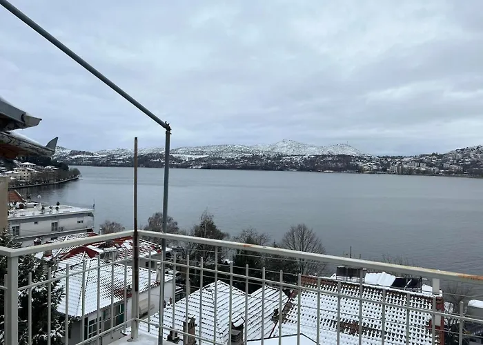 Leonidas' Privileged Apartment